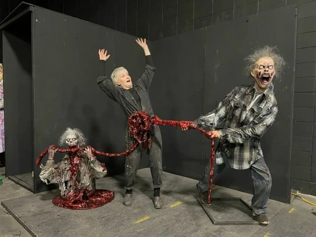 Gut Pulling Zombies - Photo Op 5 Gut Pulling Zombies - Photo Op - Image 3